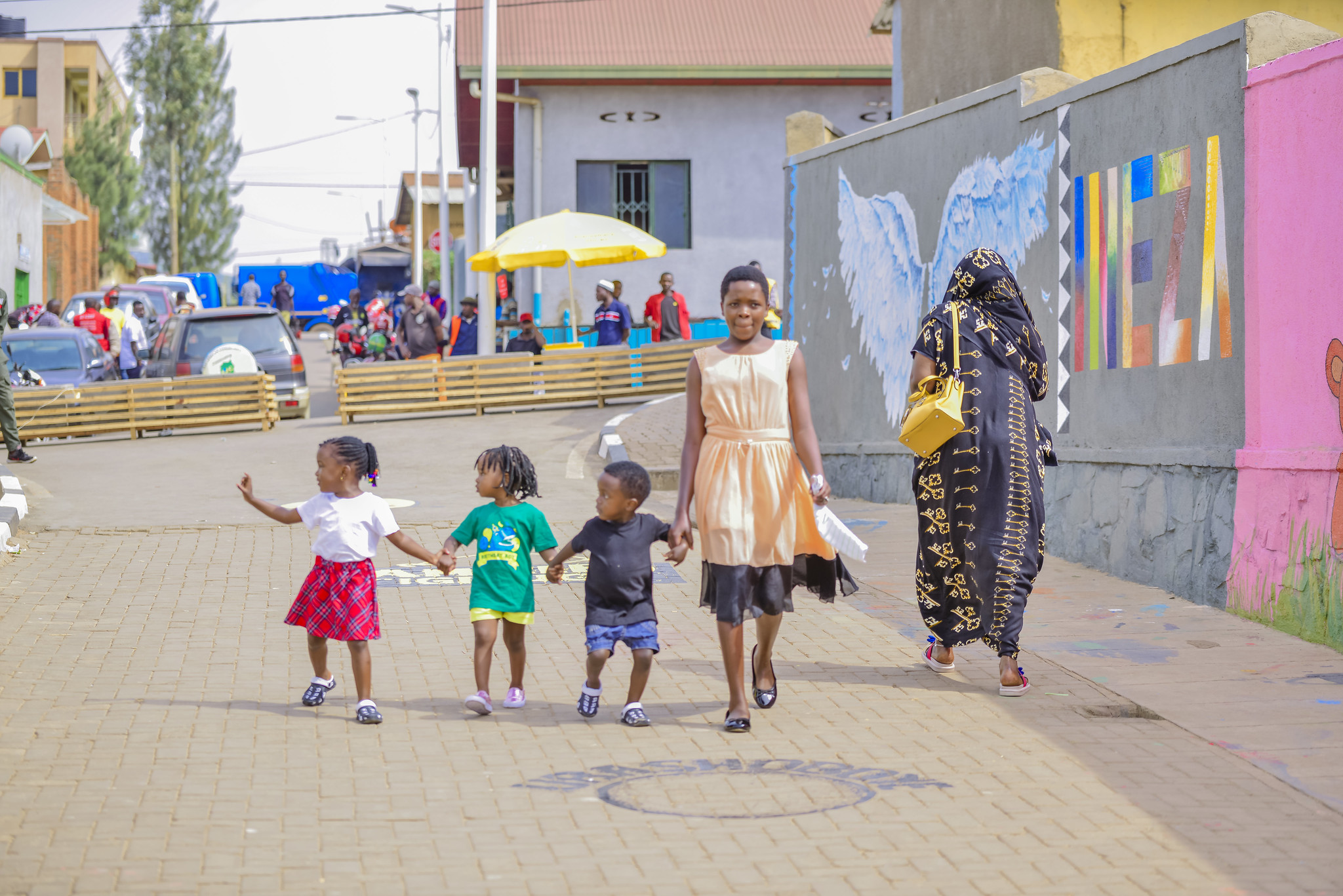 在卢旺达基加利的步行街上行走的女孩和儿童