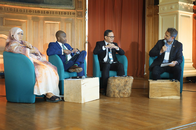 比马-阿里亚-苏亚尔托市长、埃里克-D-西蒙斯市长和地区委员会主席法蒂米图-阿卜杜勒-马利克与罗曼-特鲁布莱谈话