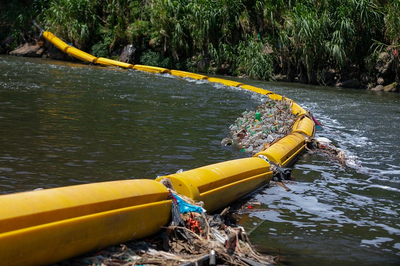 横跨维里拉河的塑料屏障。