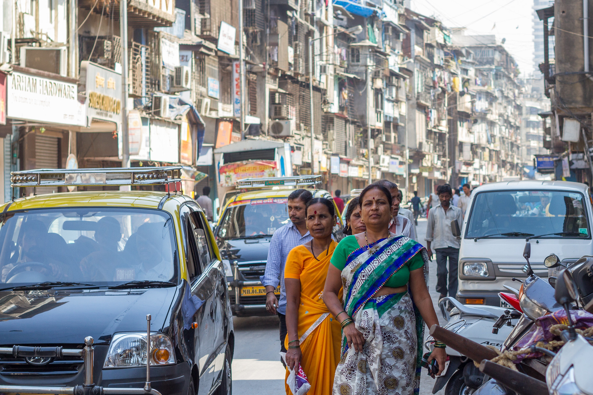 在印度繁忙街道上行走的妇女