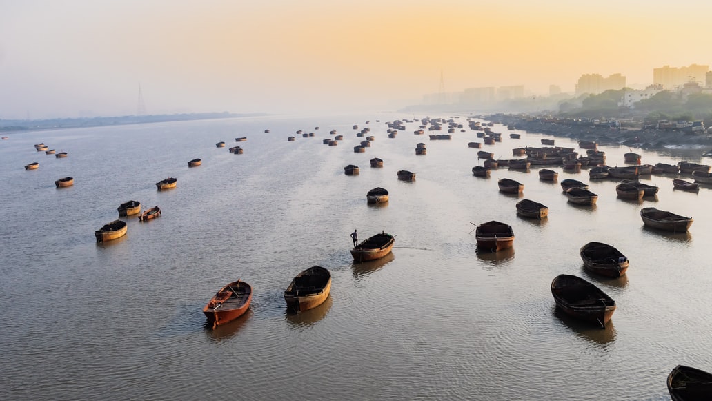 印度苏拉特塔皮河上的船只