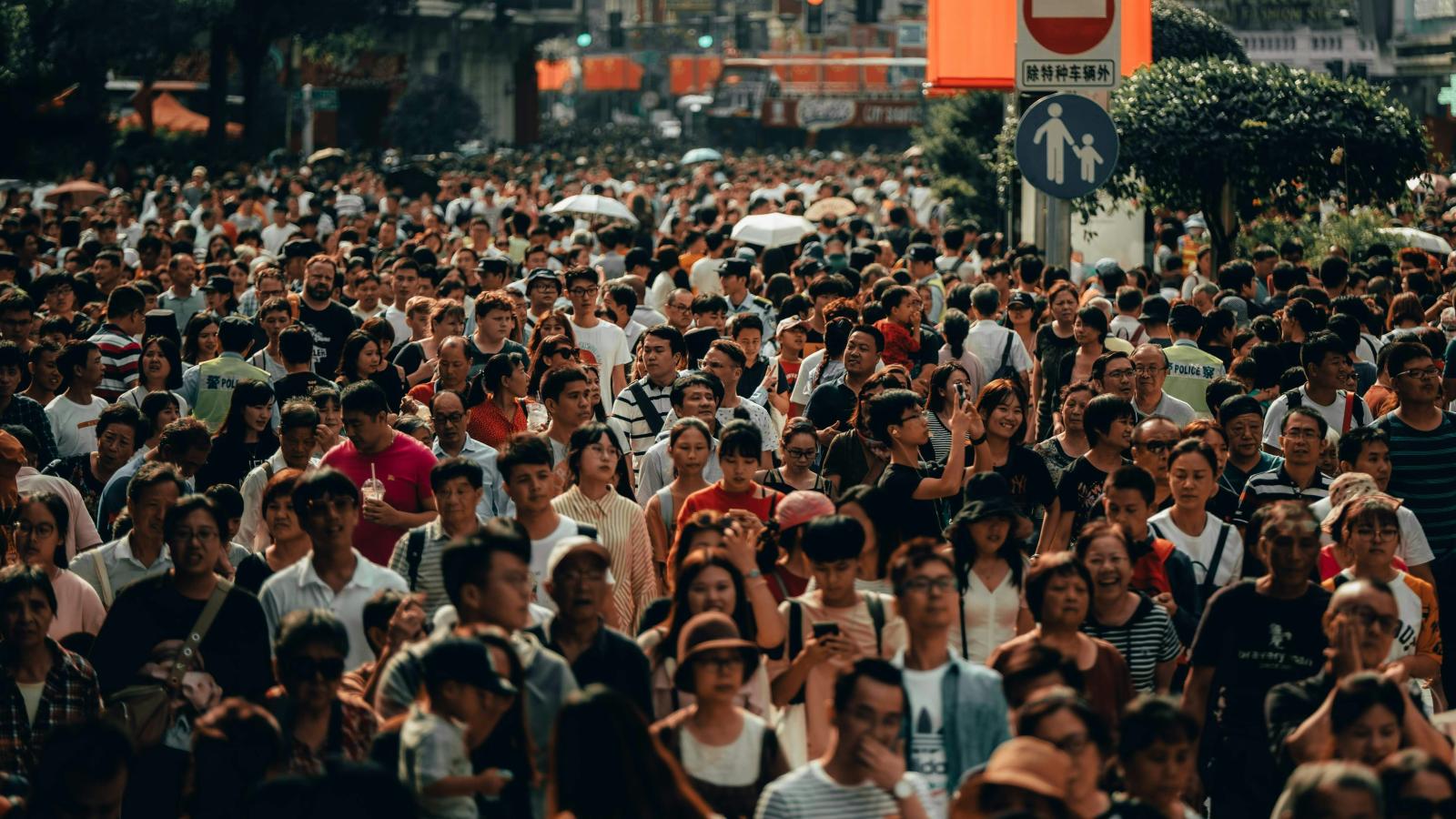 拥挤的城市街道