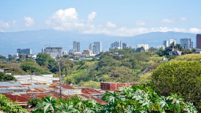 拉瓜皮尔的公园，背景是圣何塞的天际线