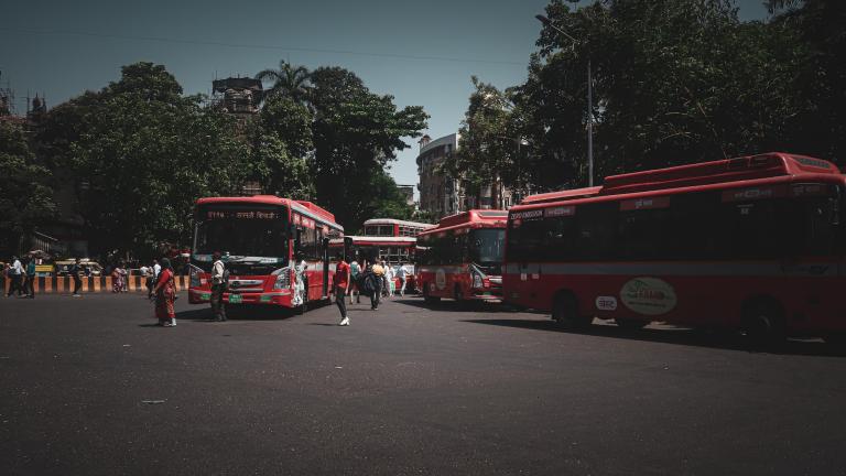孟买的电动巴士图片。