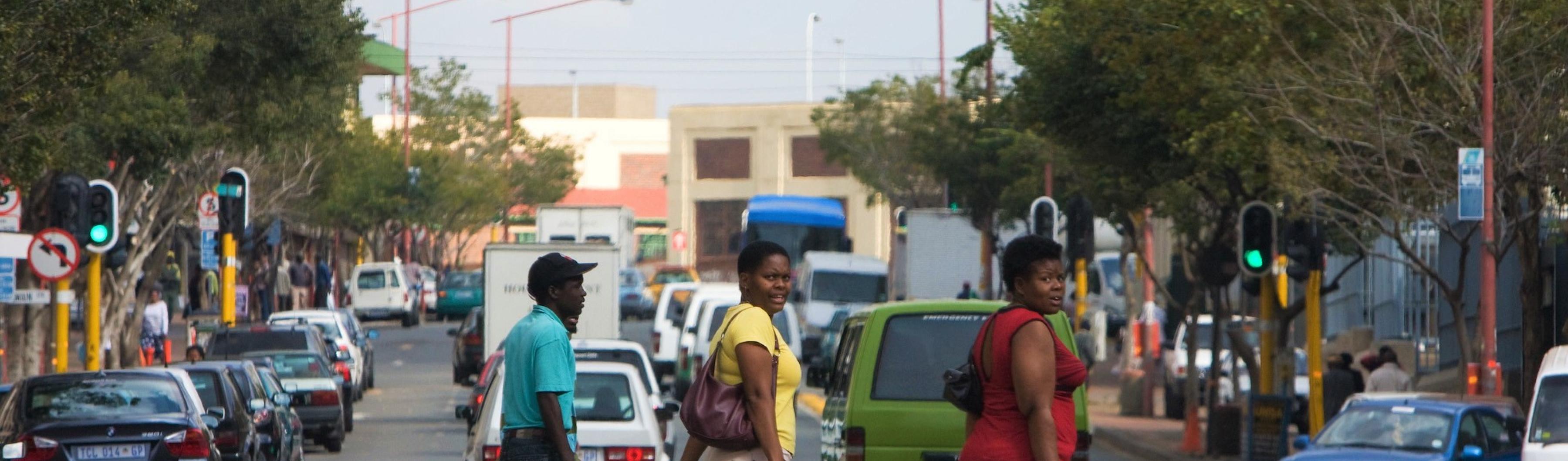 南非约翰内斯堡的人们穿越繁忙的街道