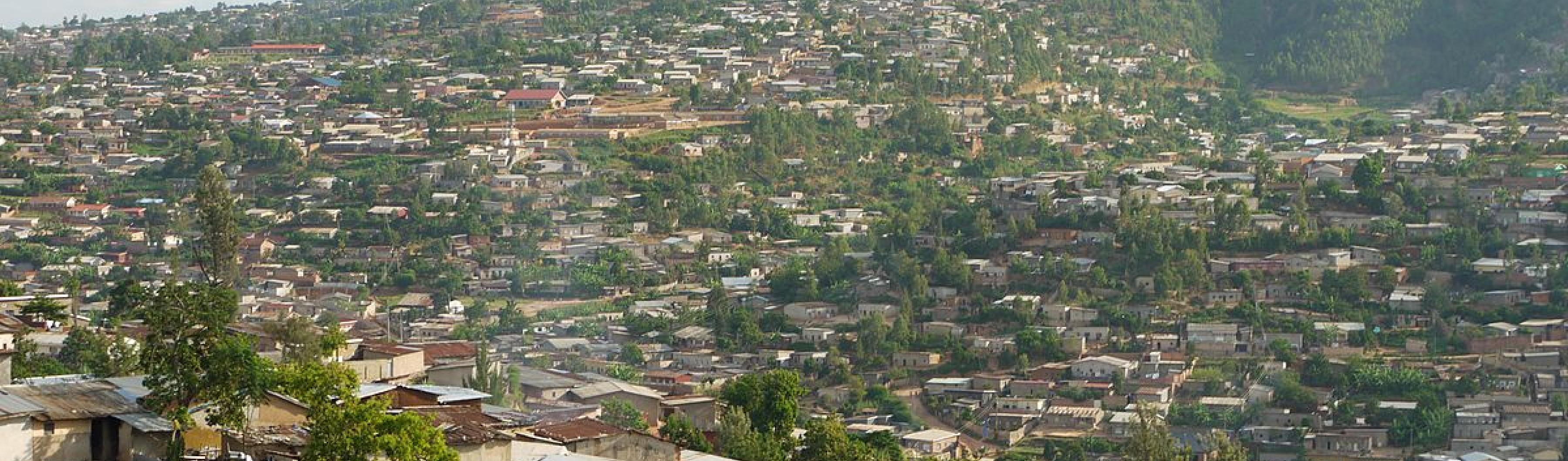 基加利的一个郊区，背景是基加利山