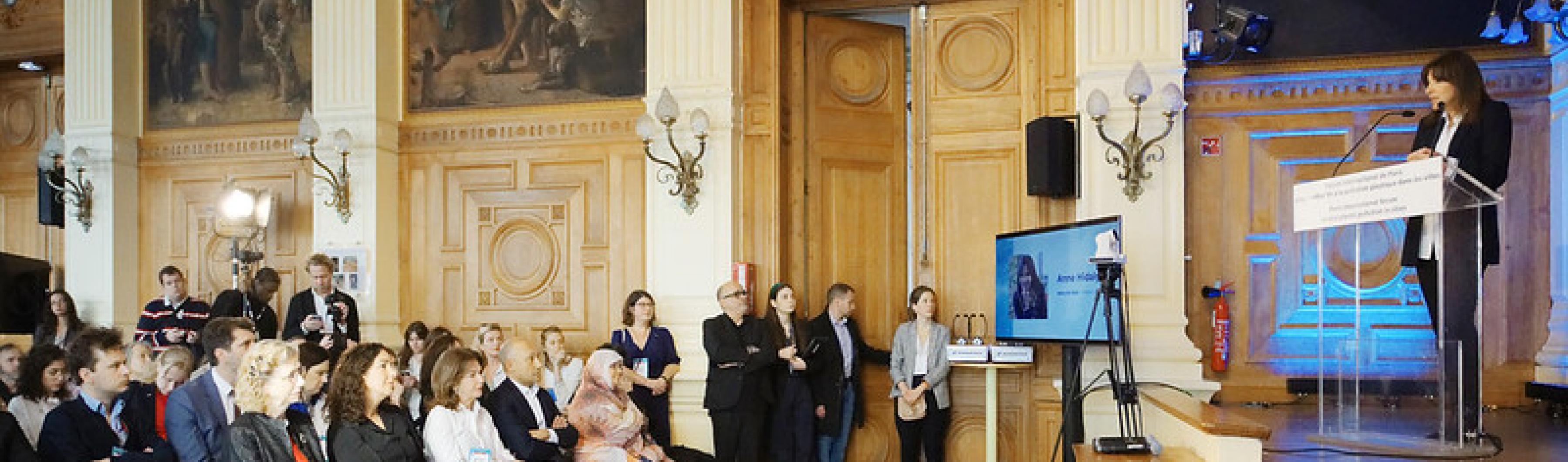 巴黎市长安妮-伊达尔戈在 "结束城市塑料污染的巴黎国际论坛 "上致辞