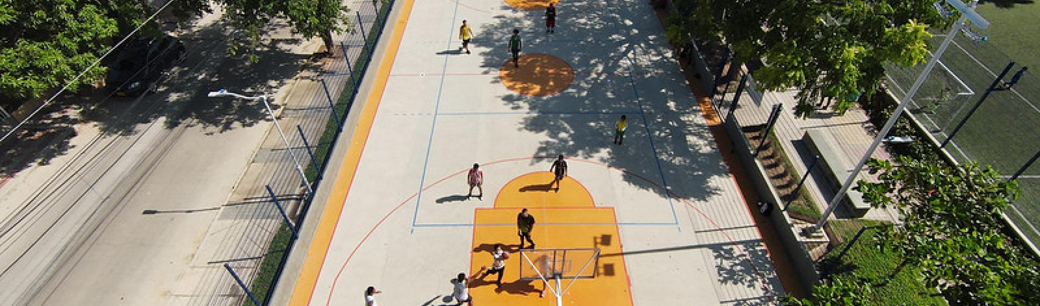 哥伦比亚巴兰基亚树木环绕的篮球场鸟瞰图
