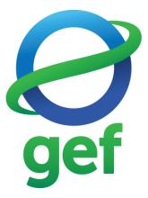 全球环境基金的标志。一条绿色丝带环绕着一个蓝色的圆圈，下面是绿色的小写字母Gef。