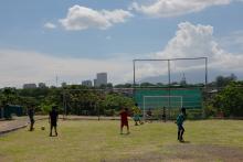 孩子们在修复后的哥斯达黎加拉瓜皮公园玩耍的景色