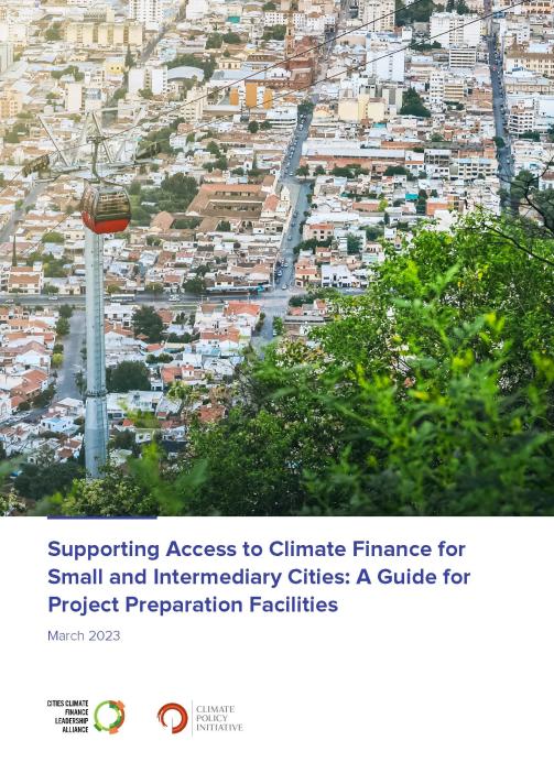 支持小型和中介城市获得气候融资》报告的封面：项目准备设施指南。图为哥伦比亚麦德林上空的缆车。